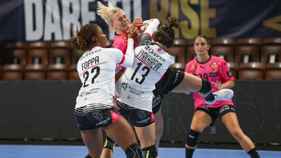 Nina Koppang i en Champions League-match med sin klubb Vipers.