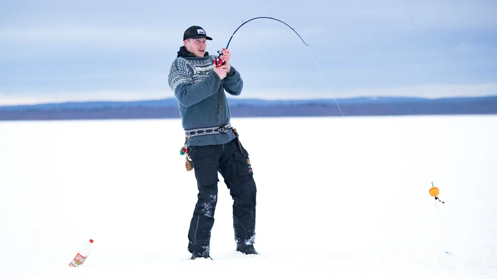 Emanuel Swärd gör ett rejält mothugg för att kroka fisken ordentligt. 