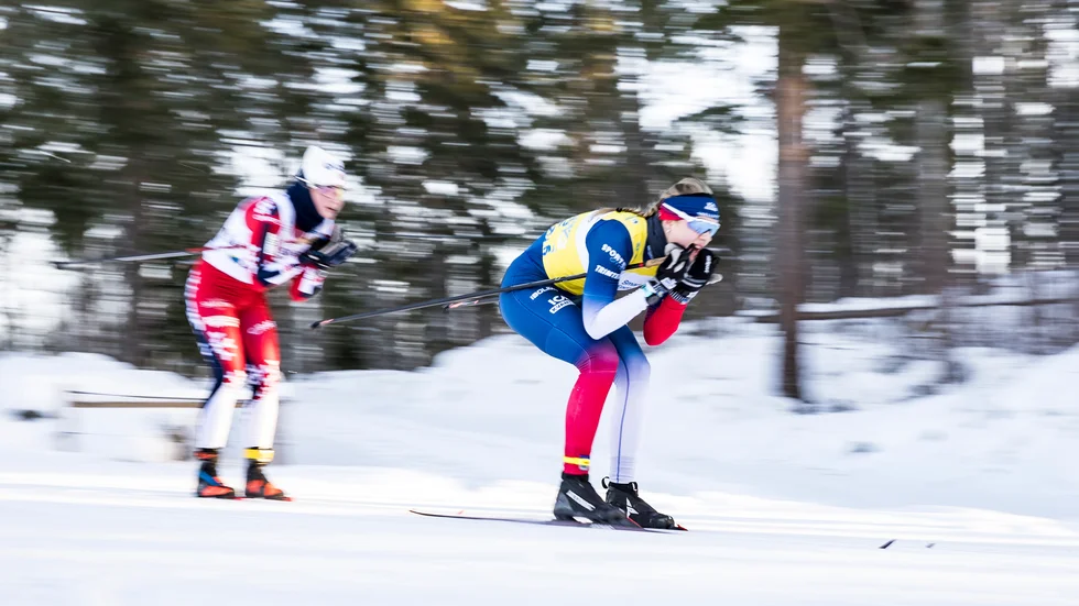 Totalcupledaren Elin Henriksson vann för tredje gången den här säsongen när hon drog ifrån den sista kilometern.