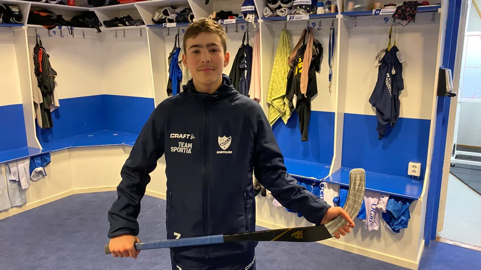 Göte Kåberg, 15 år, tillhör nästa bandygeneration i IFK Motala. Nu är han med i Lag Mellansverige till distriktslagsturnering för U16. Han tränar redan med IFK:s A-lag. 