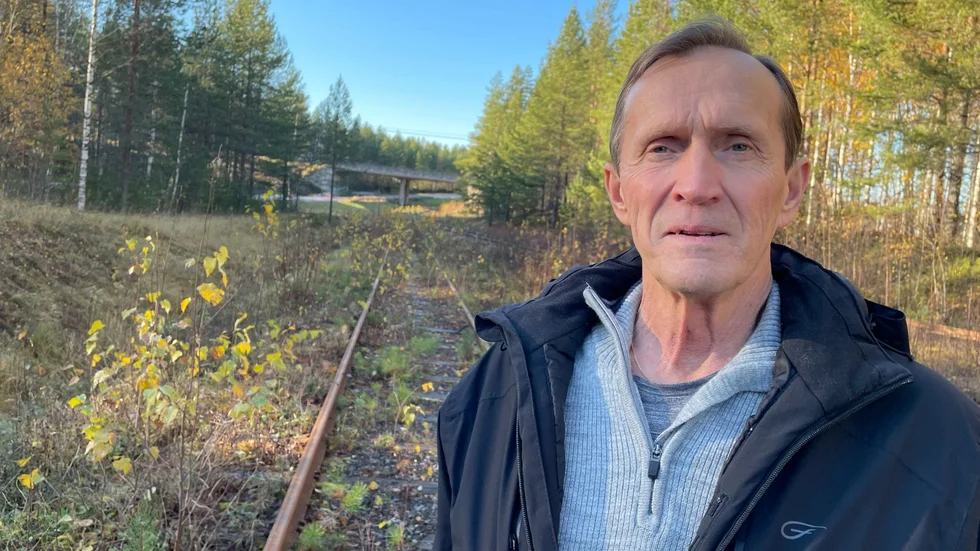 Den ideella föreningen Malmbanans vänner höjer i dag en varningens finger för en kritisk passage i Norrbotniabanans utpekade sträckning in till Luleå. "Vi riskerar att bli avstängda från järnvägsnätet", varnar ordförande Arnold Vonkavaara.    