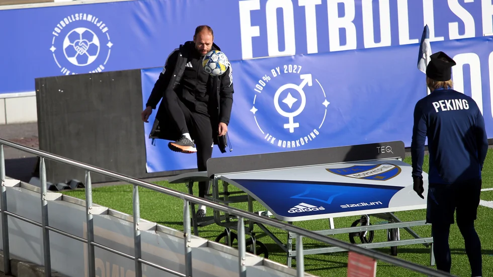 Andreas Alm var på gott humör och spelade fotbollspingis innan han drog igång den kollektiva träningen.