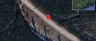Personbil i singelolycka på väg 52