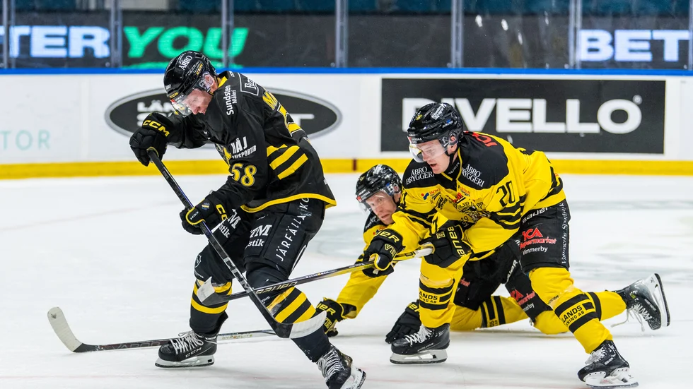 AIKs Oskar Magnusson och Vimmerbys Jesper Broeng.