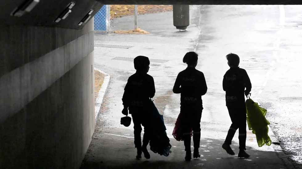 Tre pojkar på väg till fotbollsträningen. Kanske faller någon av dem snart offer för sexuell utpressning.