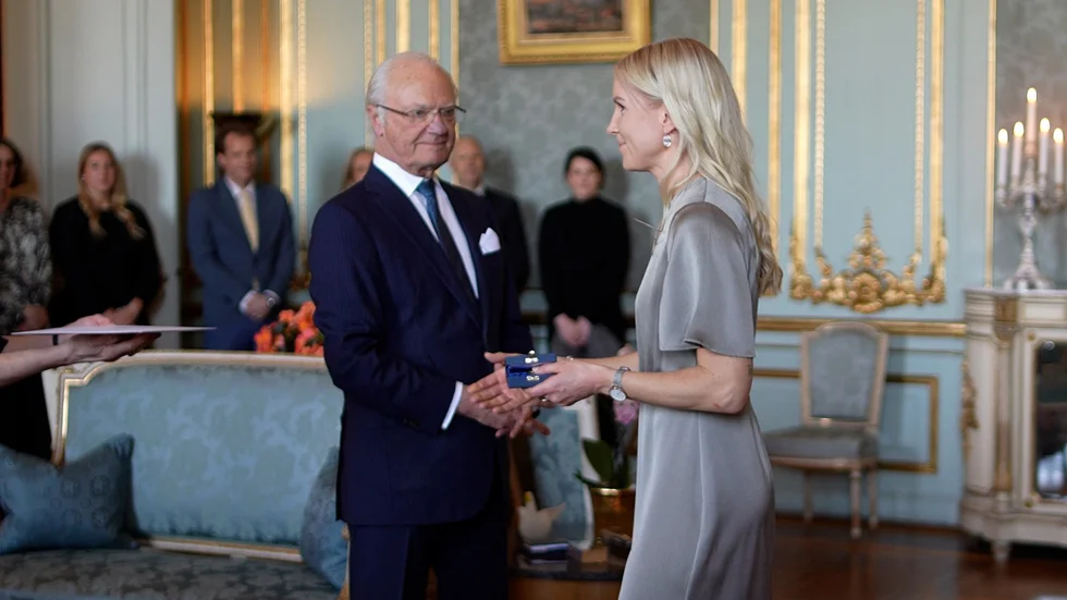 Anna Wijk tar emot Hans Majestäts Konungens medalj för förtjänster om svensk idrott av kung Carl XVI Gustaf