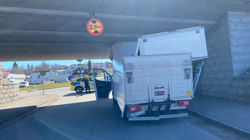 Föraren av lastbilen missbedömde höjden – och körde rakt in i bron.