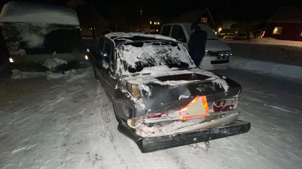 En A-traktor blev påkörd bakifrån på E4 i Piteå i januari. Nu åtalas kvinnan som körde in i den.