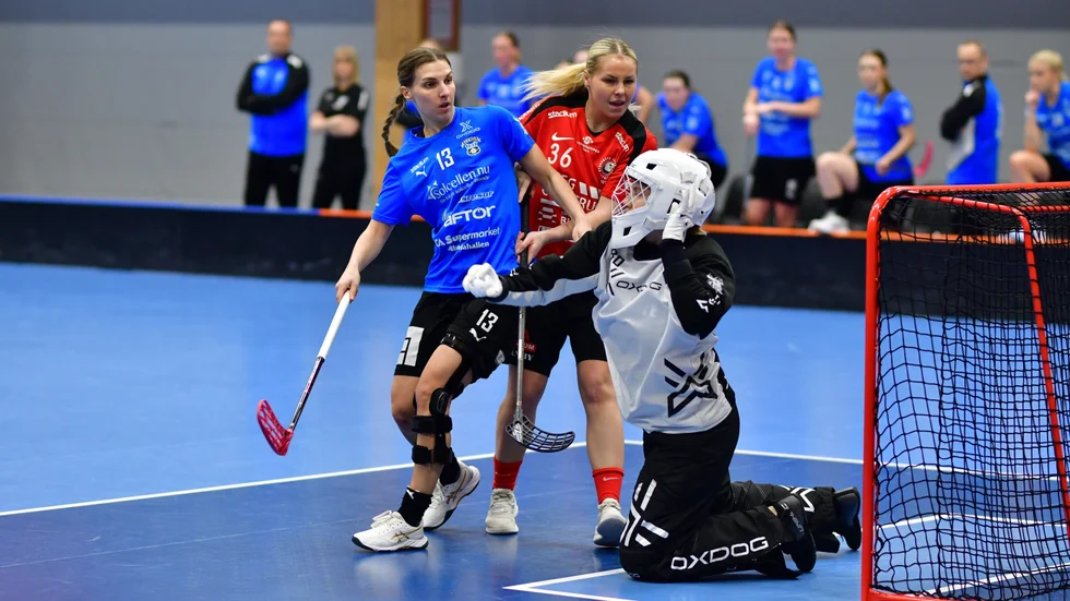 Alundas Isabelle Winroth Nelin (blå tröja) i kamp med Storvretas Amanda Ljunggren. Alundamålvakten Julia Melltorn försöker hålla emot. Nästa år kan de mötas i SSL.