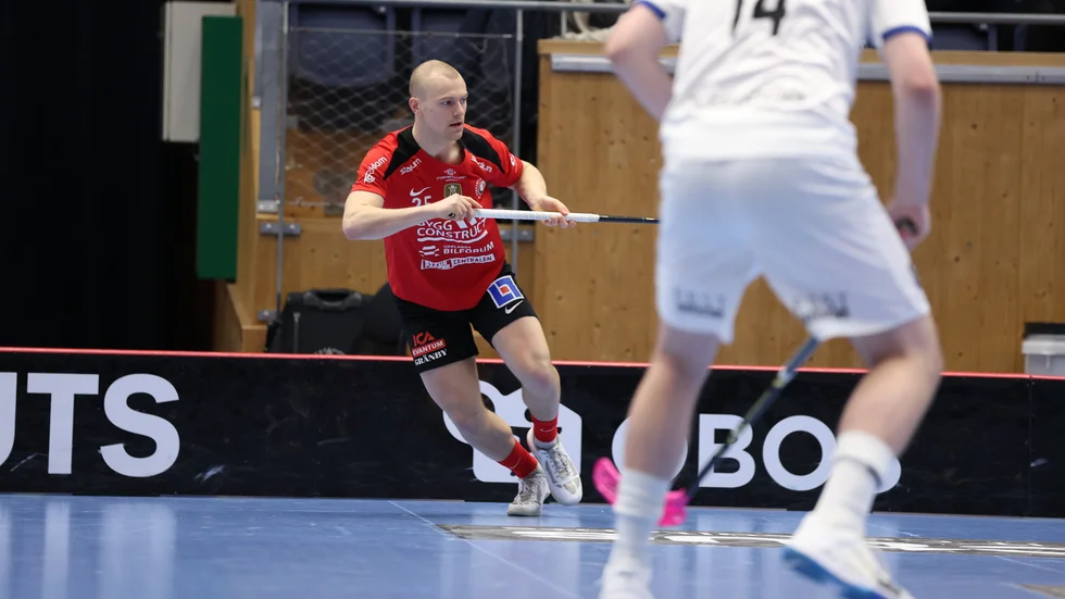 Oskar Enquist verkar ha klarat sig bra trots en fult smäll från Helsingborgs Felix Uusitalo.