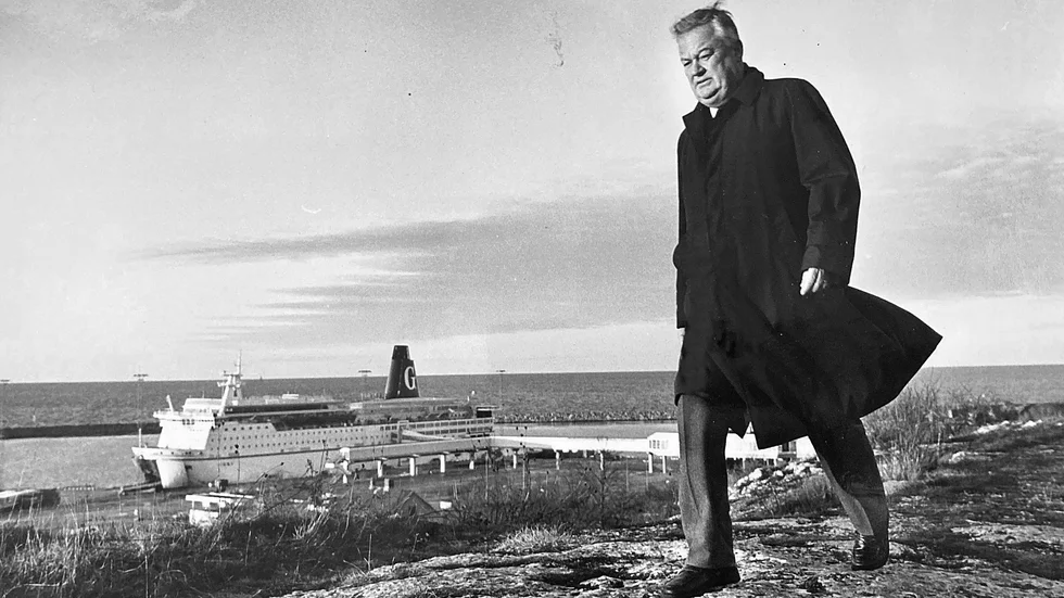 Eric D Nilsson på promenad på Hällarna i december 1987.