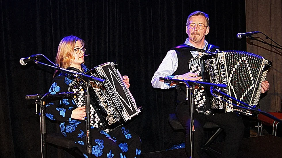 Fredrik Hangasjärvi framträdde vid korandet av Årets Dragspelare tillsammans med Heidi Haapaasari.