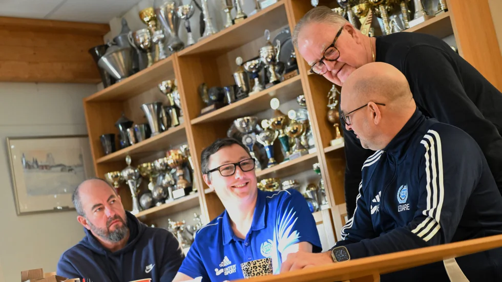 Clemensnäs IF, här representerade av kanslisterna Fredrik Jansson och Isak Rådahl, den engagerade Thomas Stenlund och kassör Patric Sjöström, firar på söndagen 100 år.