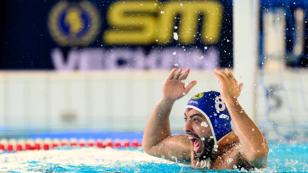Järfällas Taha Ghorani jublar efter finalen i vattenpolo
