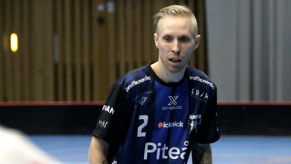 Joel Grape är tränare i Öjebyns division 1-lag. Och nu även spelare igen. På lördagen gjorde han comeback på planen.