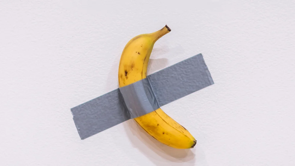 Nu finns bara skalet kvar. Kryptoentreprenören Justin Sun har ätit upp bananen han betalade 6,4 miljoner dollar för. Arkivbild.