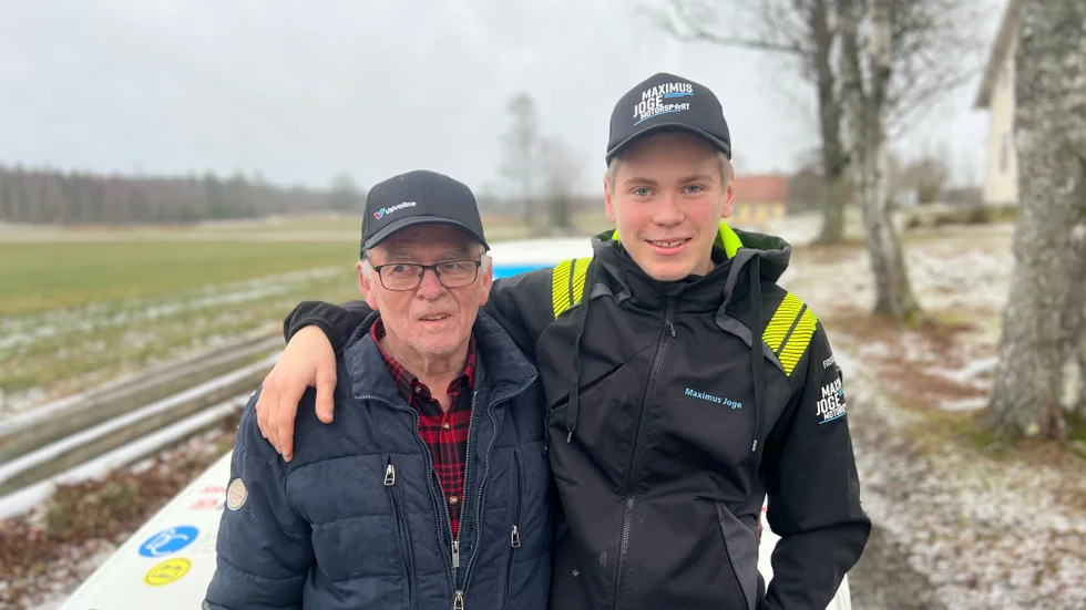 Janne Blom, 71 år, till vänster är tillsammans med Mattias Andersson kartläsare åt Maximus när han tävlar. Janne kör och tävlar själv aktivt. 
