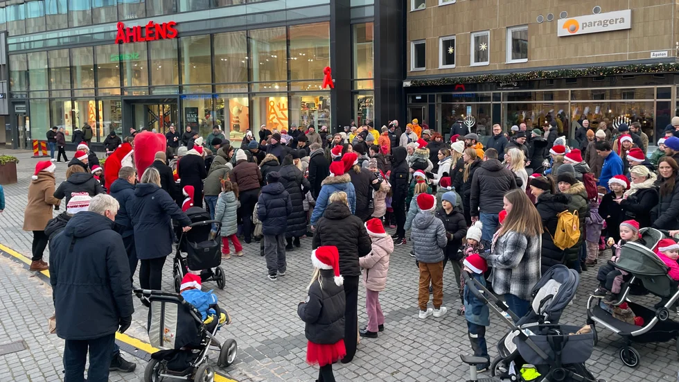 Tomteparad i Linköping. Tåget går från Melins torg till Stora torget, Corren hänger med!