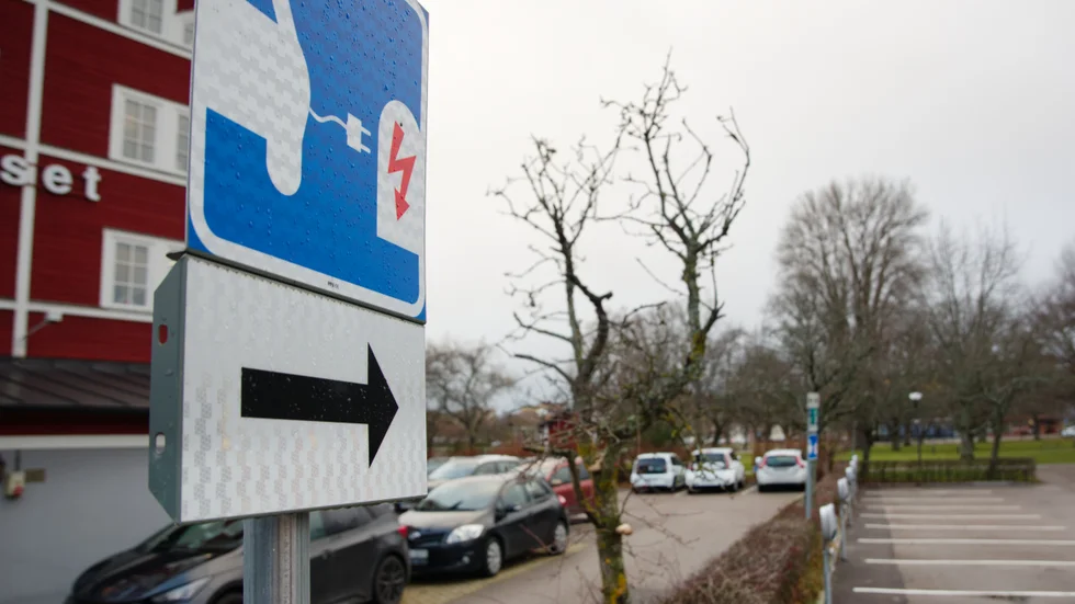 På Motalas hamnparkering finns i nuläget tolv stycken publika laddplatser för el-bilar.