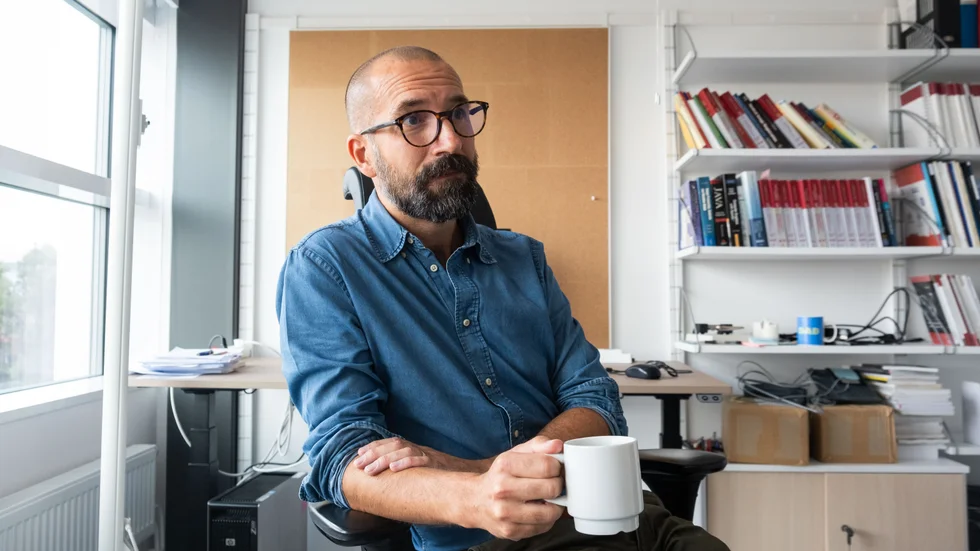 Filip Malmberg ser inte att han kommer att komma i väg på något forskningsutbyte eftersom han inte är beredd att åka ifrån sina barn under så lång tid. 
