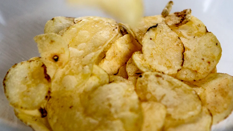 Gårdschips får fortsätta med försäljningen av parmesanchips. Arkivbild.