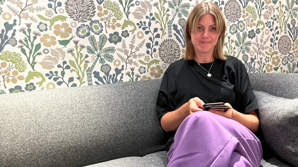 Charlotta Bäckman, arbetsterapeut inom psykiatrin är positiv till de nya skärmrekommendationerna för barn och unga. "Det är lätt att tiden försvinner", säger hon och menar att även vi vuxna behöver bli medvetna om hur vi använder våra skärmar.