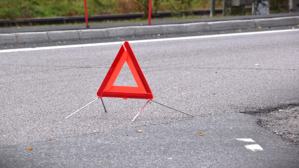En varningstriangel placerades på Järnvägsleden.