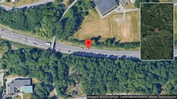 Personbil står still på E22 – stopp i ett körfält