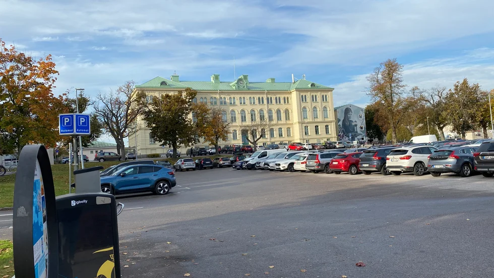 Läroverksplan i Västervik. Här kan det blir dyrare att parkera i framtiden.