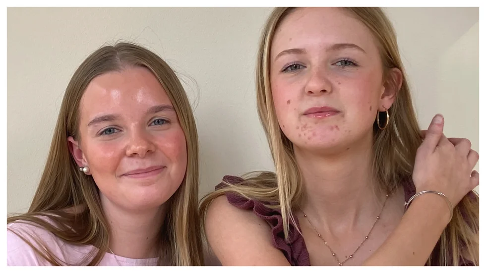 Elsa Eriksson och Thea Hallberg lägger mycket av sin tid på sociala medier.