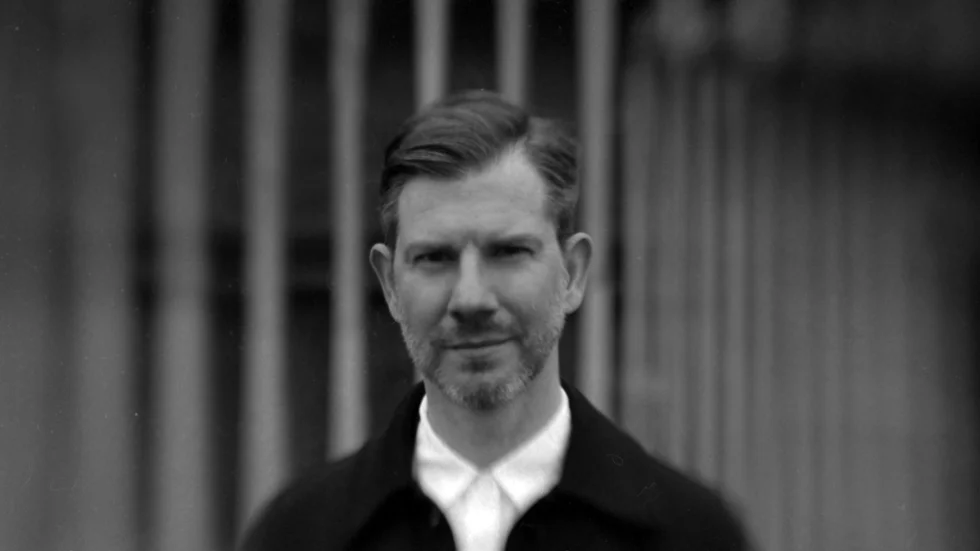 Jonas Brun är poet, författare och översättare. Han debuterade 2004 med romanen "Den andra tiden". Senast gav han 2021 ut memoarboken "Hon minns inte".