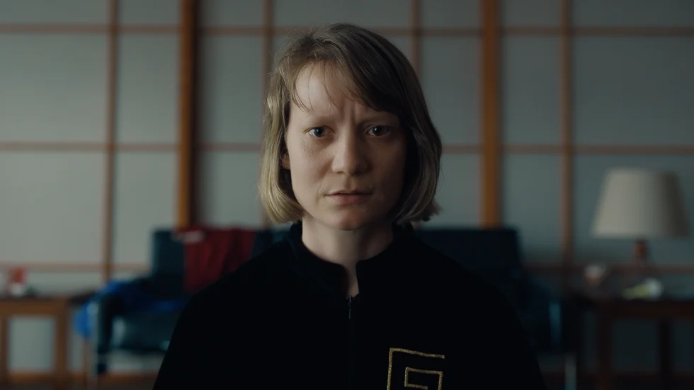 "Club zero" handlar om hur den käcka läraren miss Novak (Mia Wasikowska) får elever på en internatskola att sluta äta.