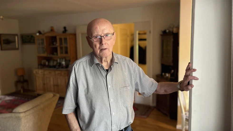 Sören Jansson kan inte ta sina mediciner, ramlar och vågar inte gå ut eftersom han går vilse. Trots flera läkarutlåtanden nekar Uppsala kommun honom plats på demensboende.