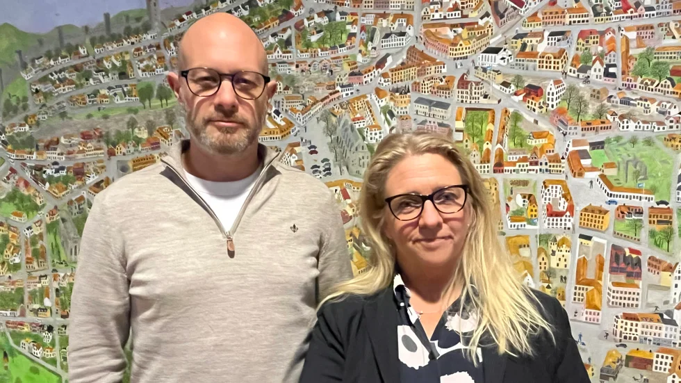Andreas Unger (M) och Meit Fohlin (S) framför Visbytavlan av konstnären Titti Winbladh. 