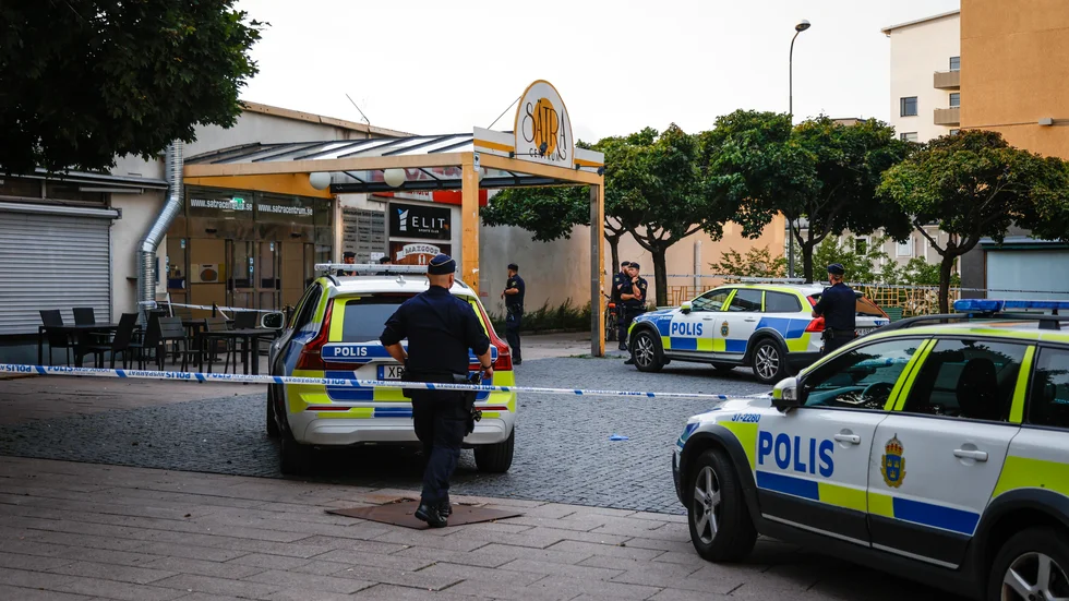 Polis på plats i Sätra i sydvästra Stockholm efter skjutningen i augusti 2023.
