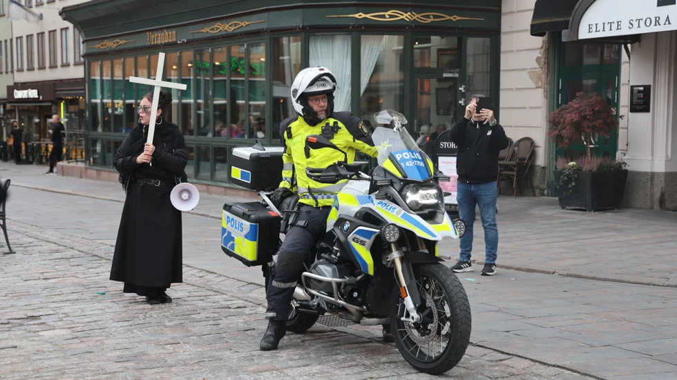 En hel del poliser rörde sig i centrala Linköping under lördagseftermiddagen.