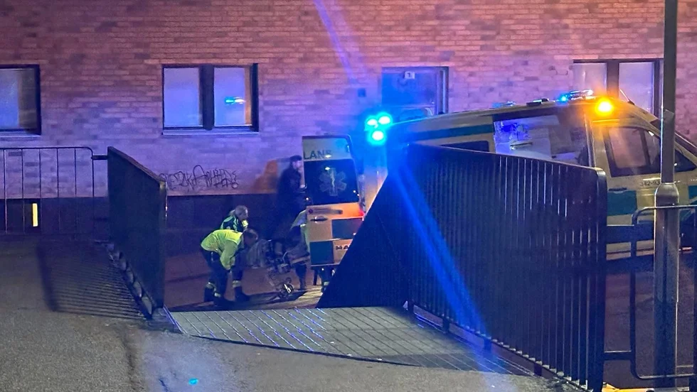 En 18-årig man fördes till sjukhus efter skjutningen. Han skador bedömdes på torsdagskvällen vara livshotande.