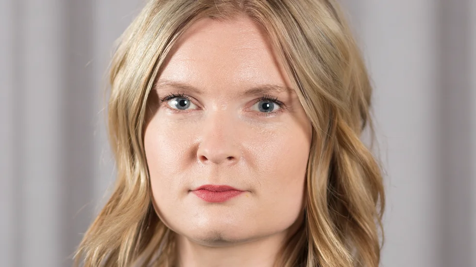 Elina Backlund Arab (S) uppmanas att lämna sitt uppdrag i region Västernorrland sedan hennes relation med oppositionsrådet blivit känd.