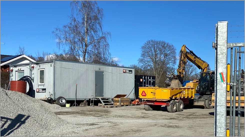 Stölden i Slottsbrinken, som förvånar entreprenadfirman en hel del, begicks på upplagsplatsen. Att markvibatorn väger 500 kilo och var skymd hindrade inte tjuvarna.