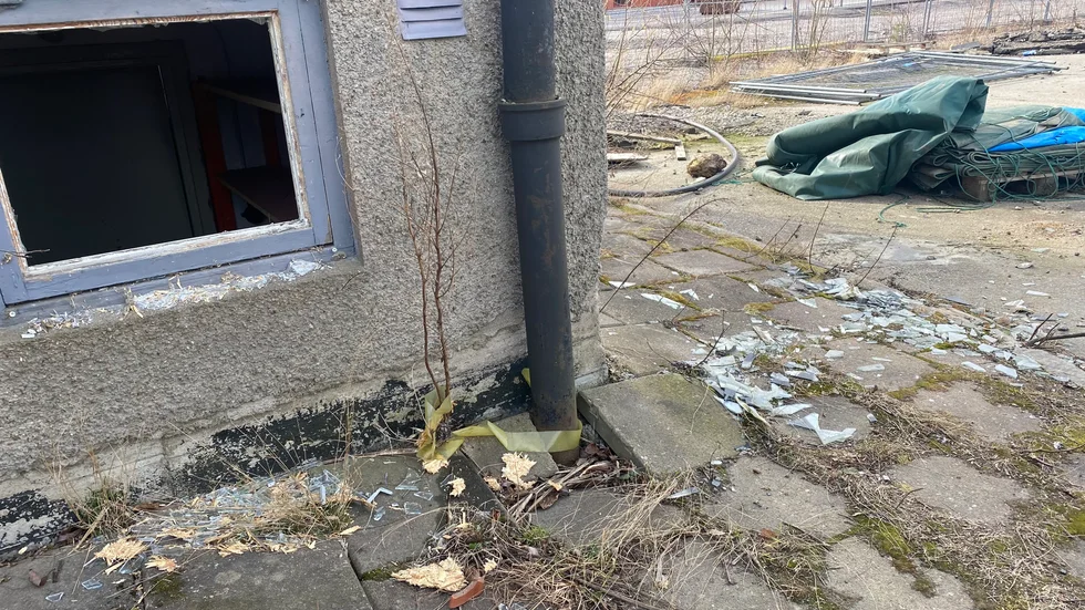 Krossade fönsterrutor på en byggnad vid Rothoffsvägen i centrala Eskilstuna.