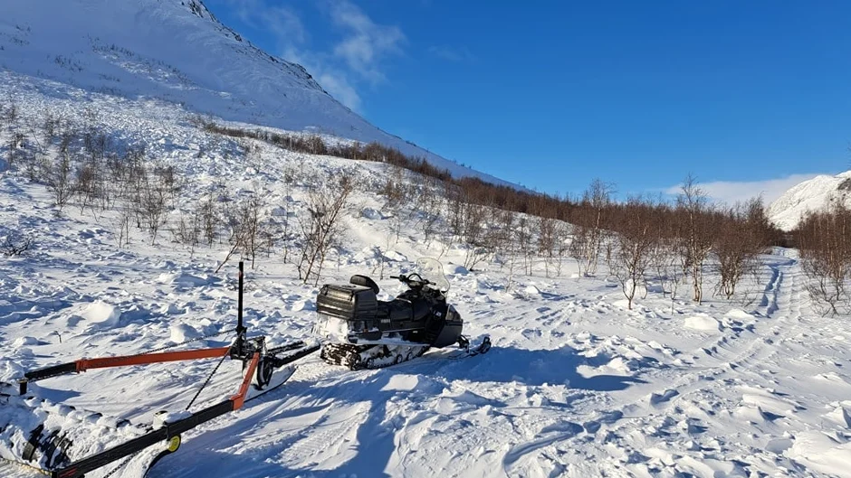 En stor lavin från fjället Radtja har nyligen gått och nådde ända till leden.