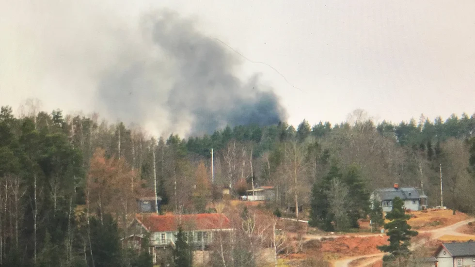 En mystisk svart rök syntes över Solvik.