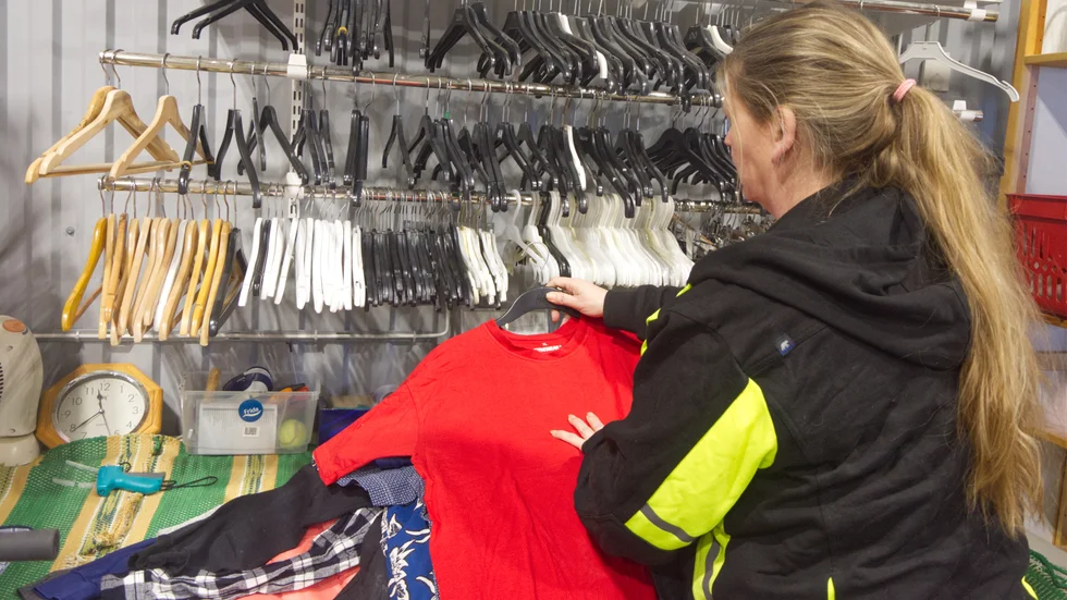 All textil som lämnas in vägs på Återbruksboden. "Det gör att vi har koll på hur mycket vi säljer för men också hur mycket som slängs", säger Anna Velin.
