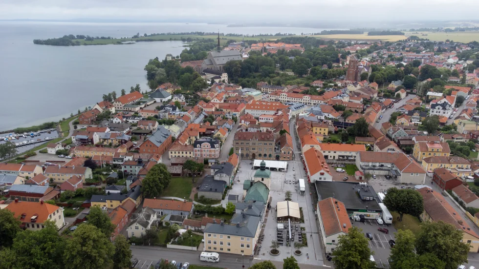Insändarskribenten vill att man bygger bostäder på fotbollsplanerna i Vadstena.
