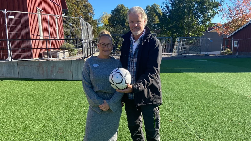 Sandra Nejström, lågstadielärare, och Richard Bergman, vaktmästare, på Mariefreds skola ser fram emot invigningen av konstgräsplanen som kommer att ske senare i oktober.