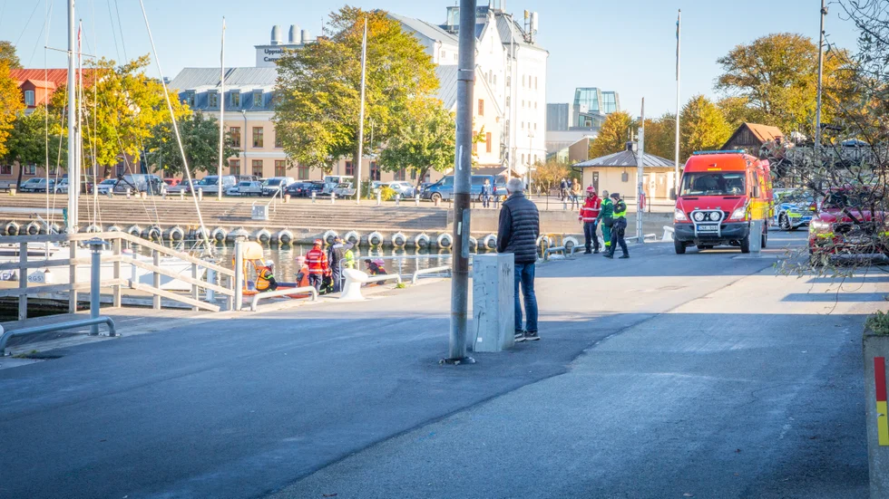 En person hittades på måndagen död i inre hamnen i Visby.