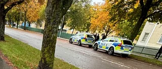 Polispådrag vid busshållplats – pojke fick hållas fast