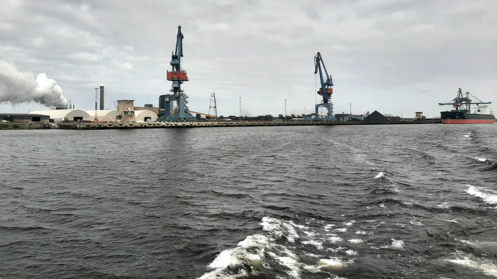 Finansieringen och utbyggnaden av Luleå hamn hänger i luften sedan upphandlingen avbröts för fyra månader sedan. Nu förs rundabordssamtal med LKAB, SSAB och Stegra om hur man ska komma vidare.