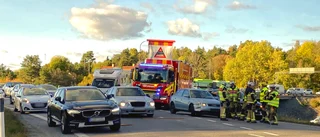 Tre bilar i krock – mitt i Årbyrondellen