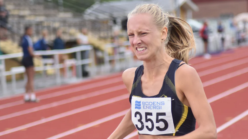Efter att ha haft problem med både hjärtat och annat har nu Thea Norlund kämpat sig till framgångar i både 800 och 1 500 meter. Bäst i Västerbotten på båda distanserna.